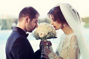 Casal de noivos em momento romântico