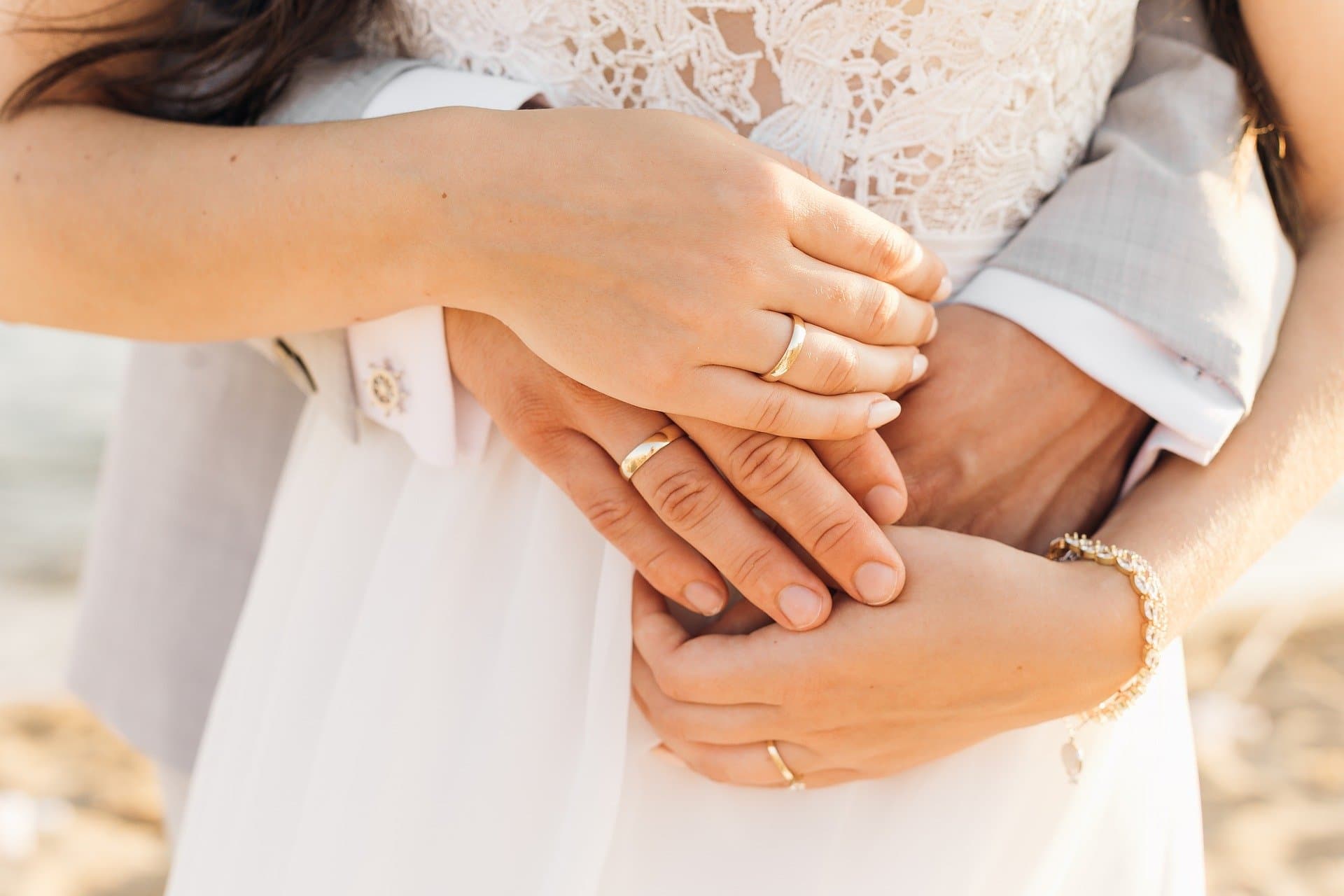 Detalhe das alianças de casamento
