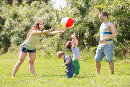 Família brincando em área verde