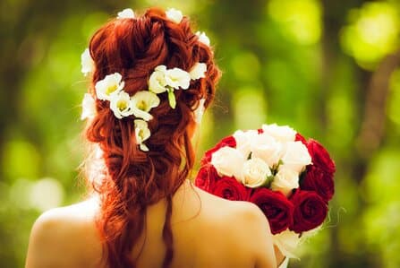 Debutante segurando um buquê de flores