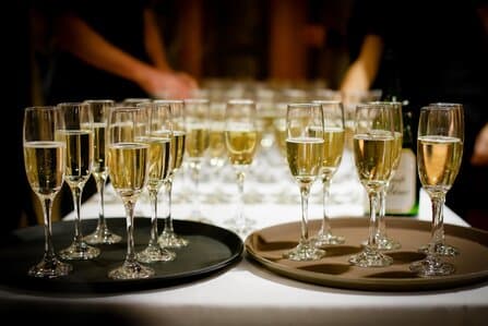 Taças preparadas para festa de aniversário e debutante