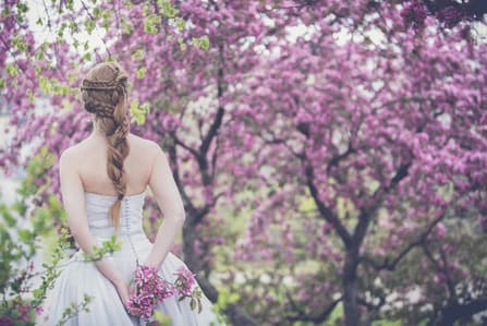 Debutante em ambiente cercado por flores