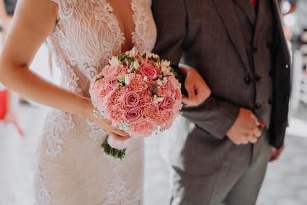 Casal segurando um buquê durante uma celebração