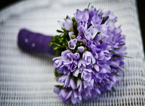 Buquê de flores roxas para festa de debutante